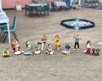 Figuras de niños jugando en miniatura. Modelos a escala 1:64. Niños, niñas y mamás.