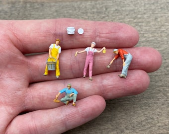 4 Painters / Decorators Miniature Figures and Paint Can. Realistic Human Models. 1:87 Scale