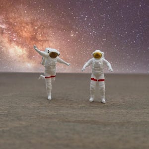 Astronautas en miniatura. Escala 1:64, 2,5 cm de alto. Pintados a mano y realistas.