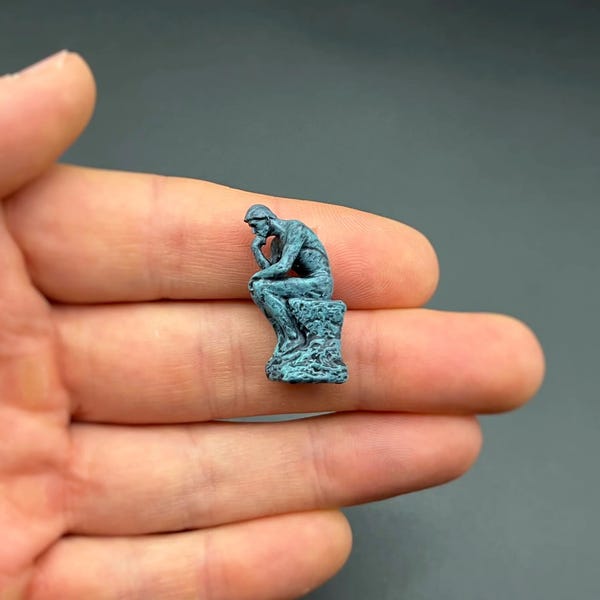 Estatua/Escultura del Pensador. Miniatura a escala 1:64.