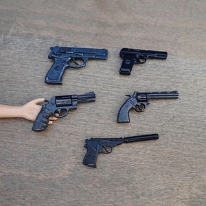 Pistolas en miniatura. Accesorios para maquetas de casas de muñecas. Escala 1:6.