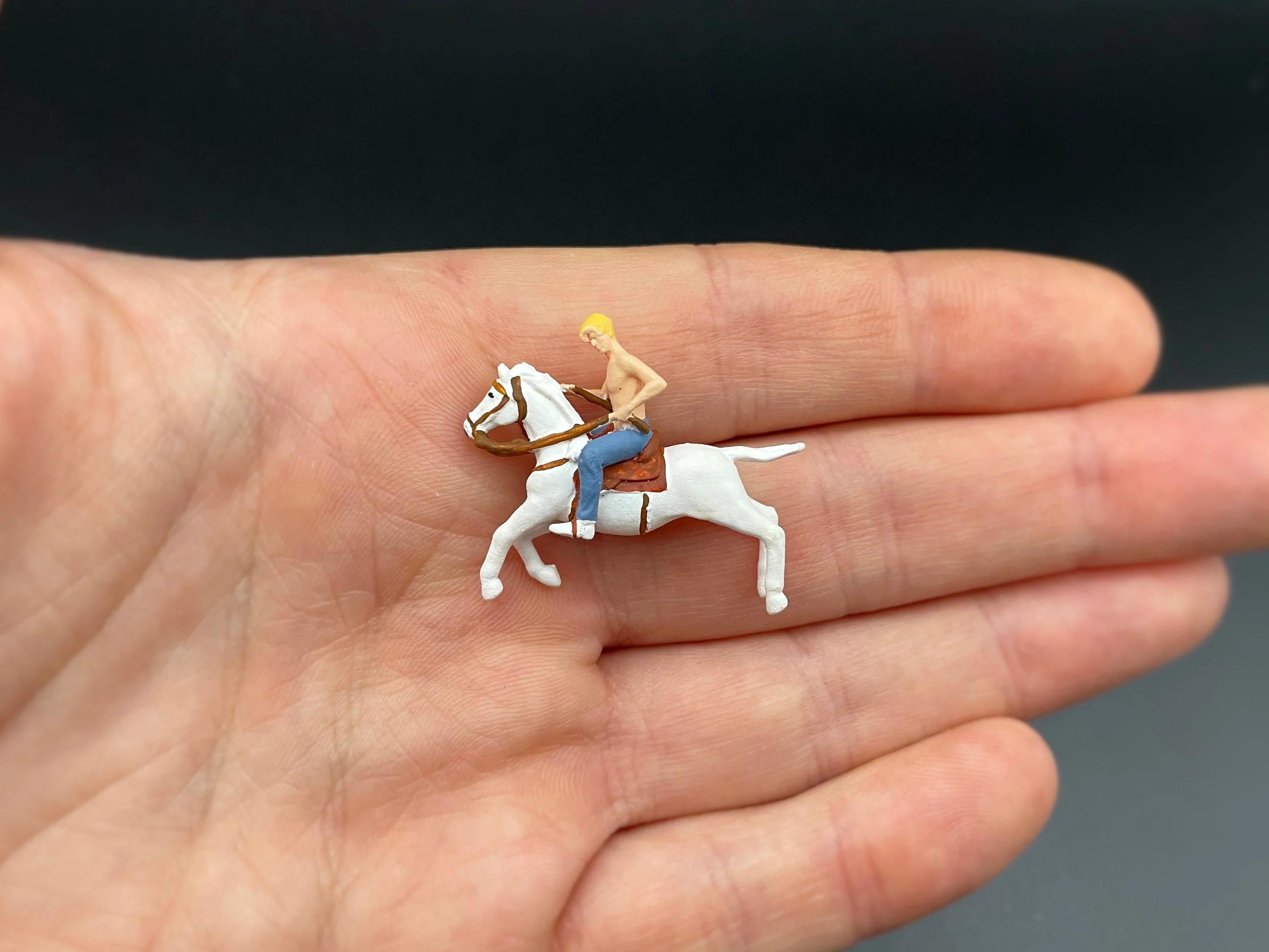 1:64スケールの馬。未塗装と塗装済み。ミニチュアのリアルな動物