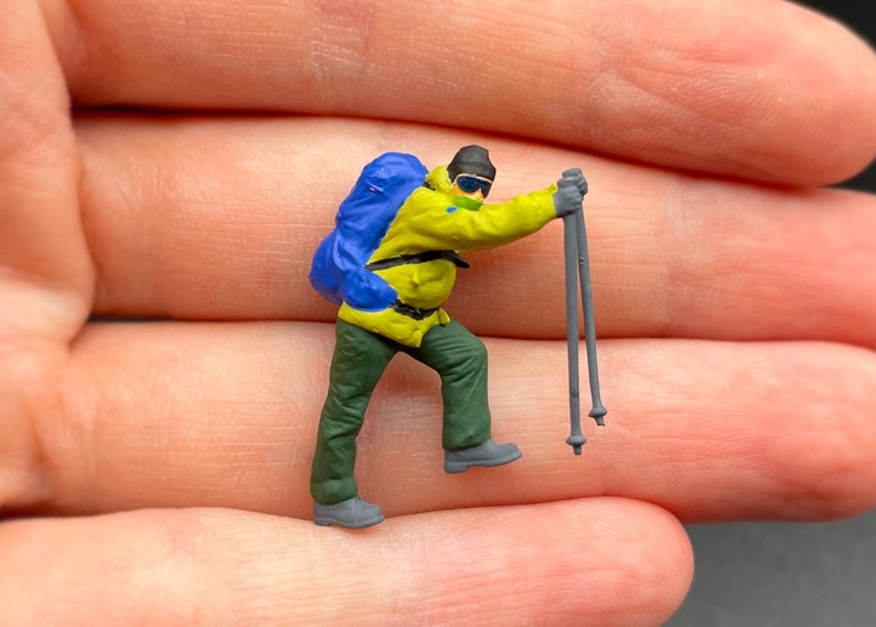 Miniatur Wanderer Kletterer Camper Figuren. 1:64 Maßstab Hiker Blue Bag