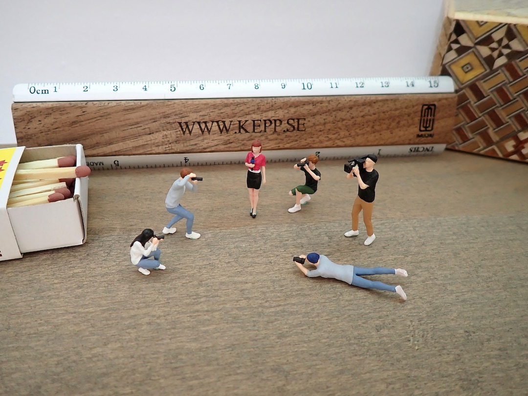 Conceptual People Photography　ロビン・セルマン Miniature Human Figures. Photographers, Cameraman and News Anchor