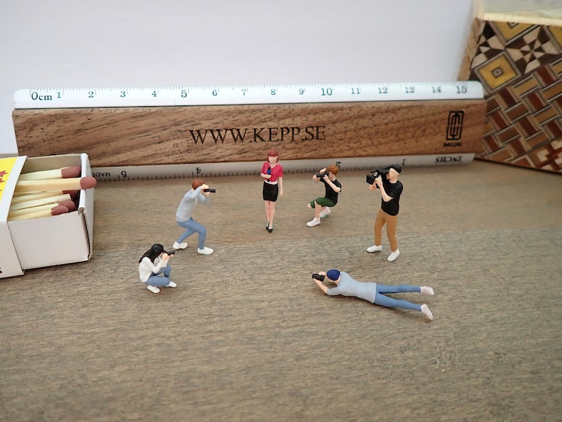 Miniaturas de figuras humanas. Fotógrafos, cinegrafista e apresentador de telejornal. Escala 1:64. imagem 1