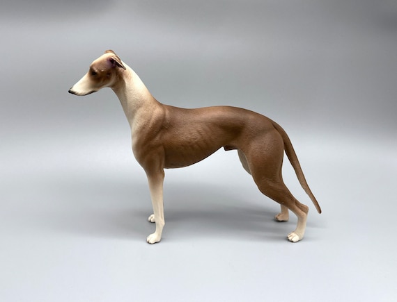 ミニチュアグレイハウンド犬の像/模型。1:6スケール（バービーと互換性