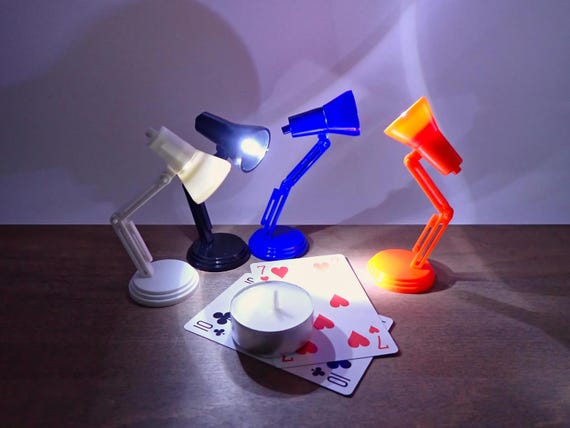 Lampe miniature pour maison de poupée 1:12, LED micro métal LED lampe de bureau à piles avec interrupteur marche/arrêt pour maison de poupée Lampe miniature pour maison de poupée 1:12, LED micro métal LED lampe de bureau à piles avec interrupteur marche/arrêt pour maison de poupée