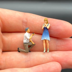 Miniatuurparenfiguren. 1:64, schaal 1/87. Liefhebbers bruid bruidegom bruiloft Proposing. 1:64