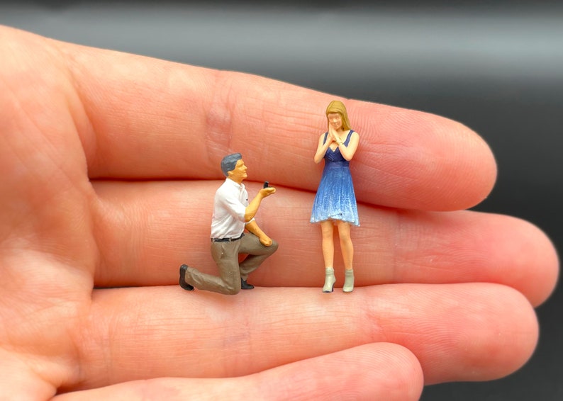 Miniature Couples Figures. 1:64, 1/87 Scale. Lovers Bride Groom Wedding Proposing. 1:64