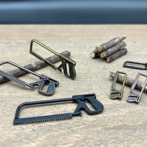 ミニチュアハンドヘルドソー。工具。ドールハウスDIYアクセサリー。スケール1:6と1/12