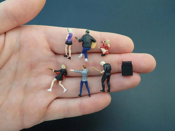 ミニチュア音楽バンドフィギュア。1:64スケール。ギター、ベーシスト