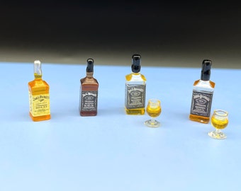 Botellas de whisky en miniatura, vasos de bebida. Accesorios de cocina para casa de muñecas a escala 1:24