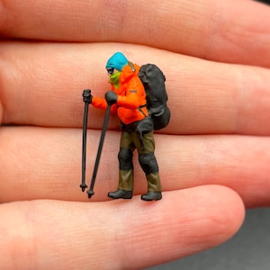 Miniatur Wanderer Kletterer Camper Figuren. 1:64 Maßstab Hiker Black Bag