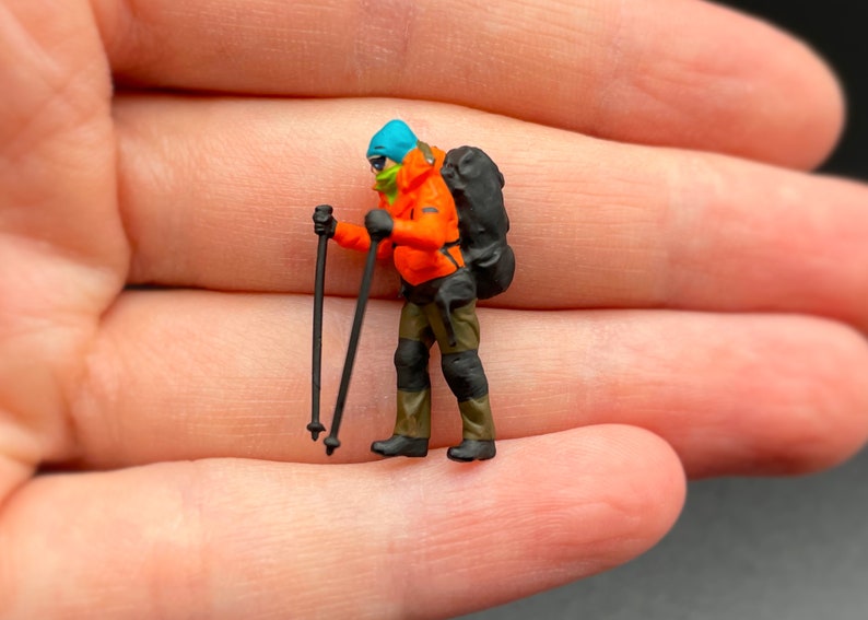 Miniatur Wanderer Kletterer Camper Figuren. 1:64 Maßstab Hiker Black Bag