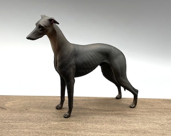 ミニチュアグレイハウンド犬の像/模型。1:6スケール（バービーと互換性