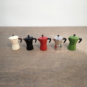 Cafetera Moka en miniatura, cafetera italiana para espresso. Accesorio de cocina a escala 1:12.