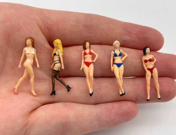 Dickly – Set De 4 Figurines 1:64 – Bikini Girls – Accessoire Pour Diorama, Train Miniature Et Jardin De Fées