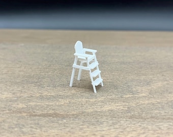 Silla de socorrista blanca. Accesorio para escena de playa en miniatura. Escala 1:64.