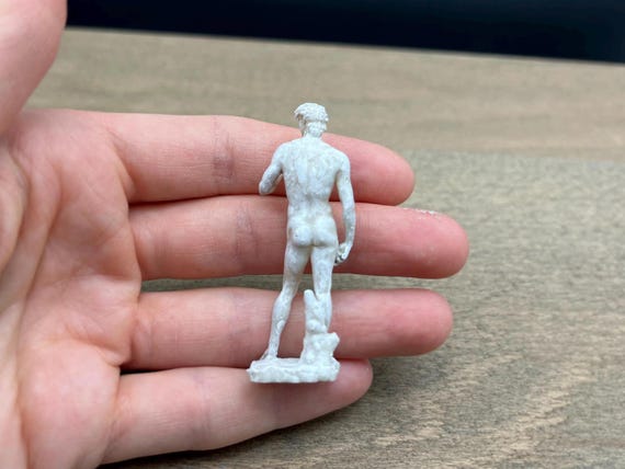 ミケランジェロ作「ダビデ像」。ミニチュア3Dプリントのルネサンス像