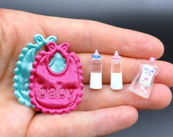 Set de bebé en miniatura. Aceite para bebé, biberón y babero. Accesorios de decoración para casa de muñecas a escala 1:12 (1/6).