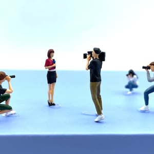 Miniatur Menschen Figuren. Fotograf, Kameramann und Nachrichtensprecher. 1:64 Maßstab