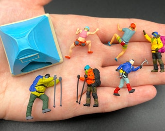 Figuras en miniatura de excursionistas, escaladores y campistas. Escala 1:64