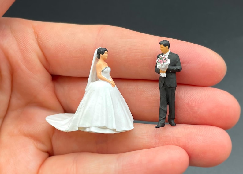 Miniature Couples Figures. 1:64, 1/87 Scale. Lovers Bride Groom Wedding Both. Flowers. 1:64