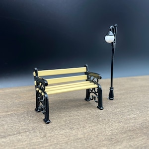 Lampione in miniatura e panca nera, metallo e legno. Accessorio per casa delle bambole. Scala 1:24