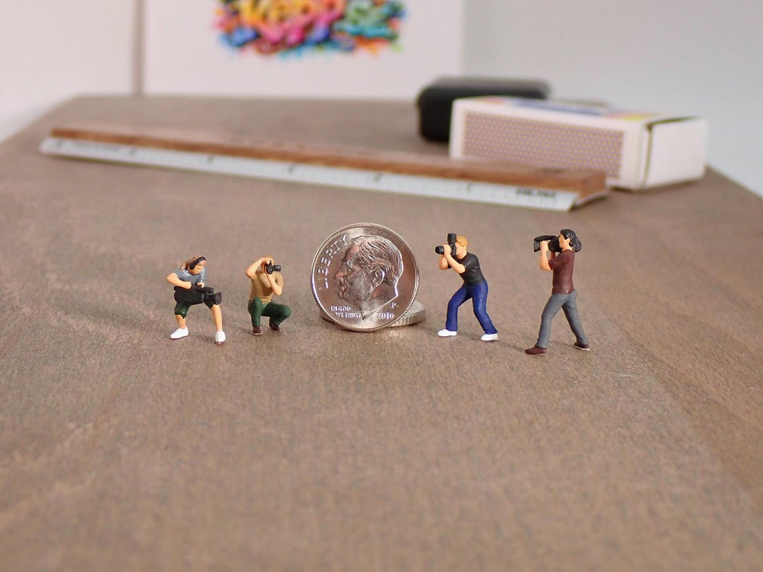 MOUNTTU Lot de 30 Figurines Miniatures de Personnages, échelle 1:30, Miniatures colorées en Plastique pour Maison poupée, Paysage et scènes
