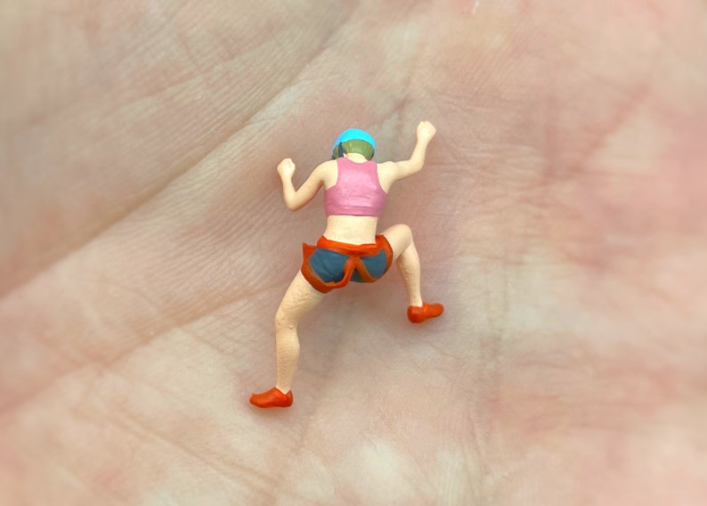 Figurines miniatures randonneurs grimpeurs campeurs. Échelle 1:64 Rock Climber Female