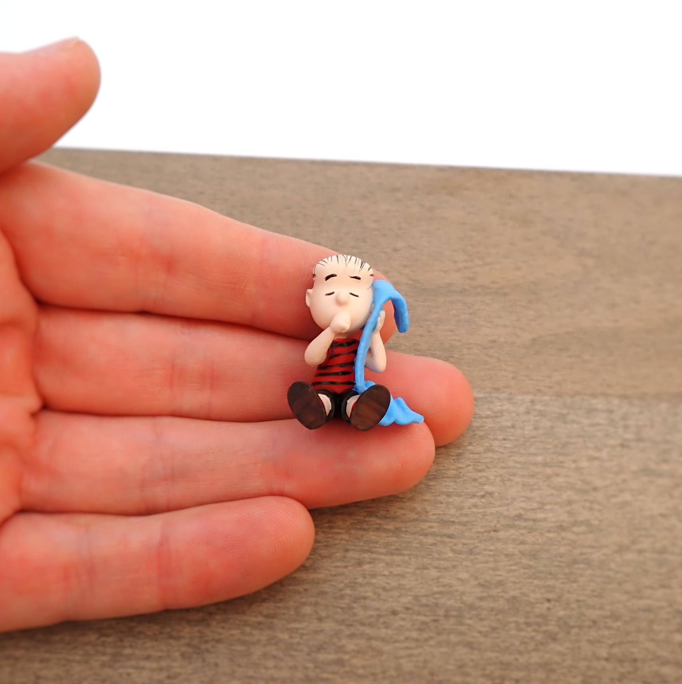 Linus Van Pelt. Peanuts Cartoon Comic Book Character. 1.15 Inches