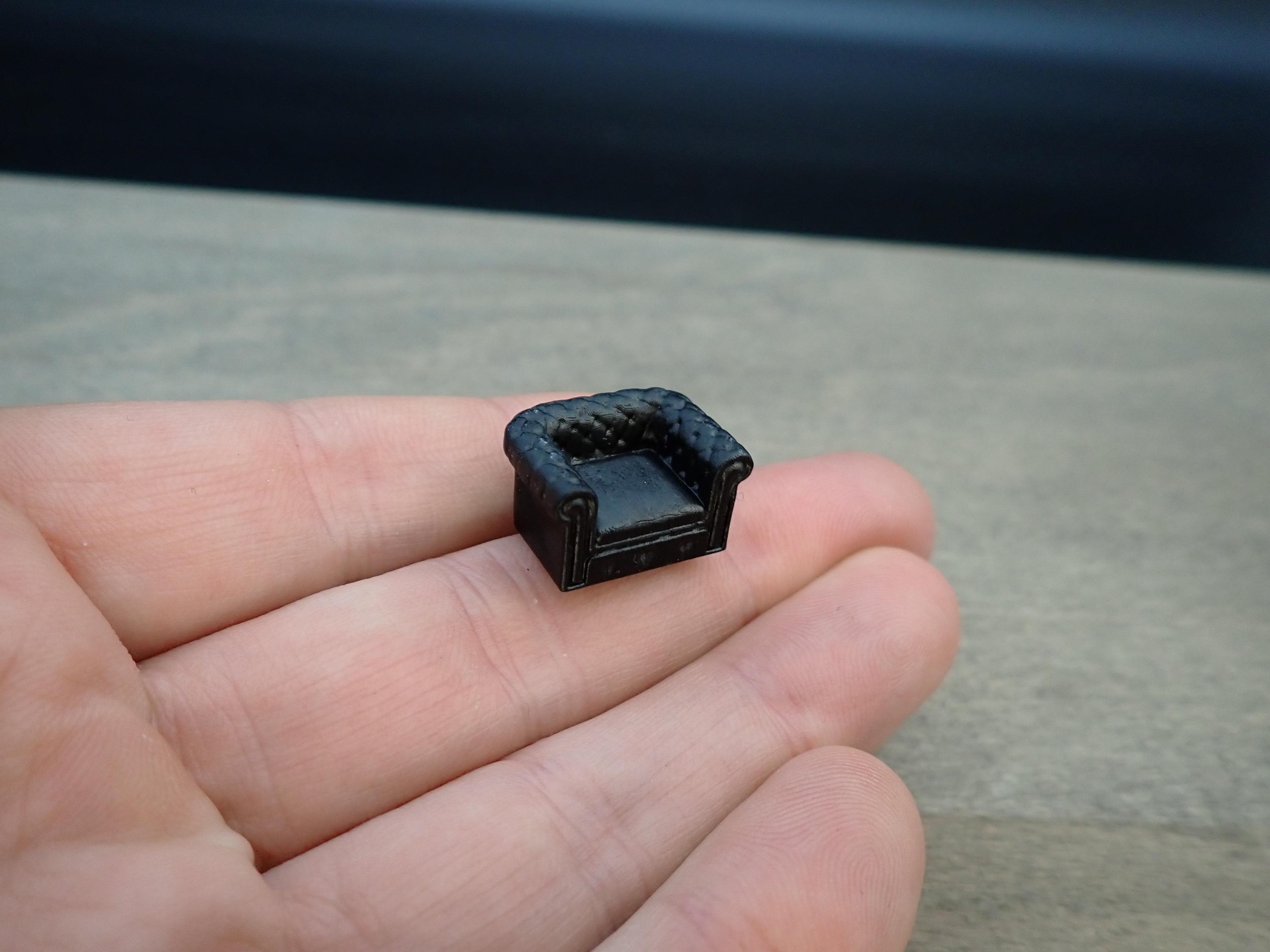 ヴィンテージチェスターフィールドのブラウンまたはブラックソファ