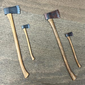 Mini asce. Arrugginite o nuove. Scala 1:12 o 1/6. Repliche in miniatura realistiche.