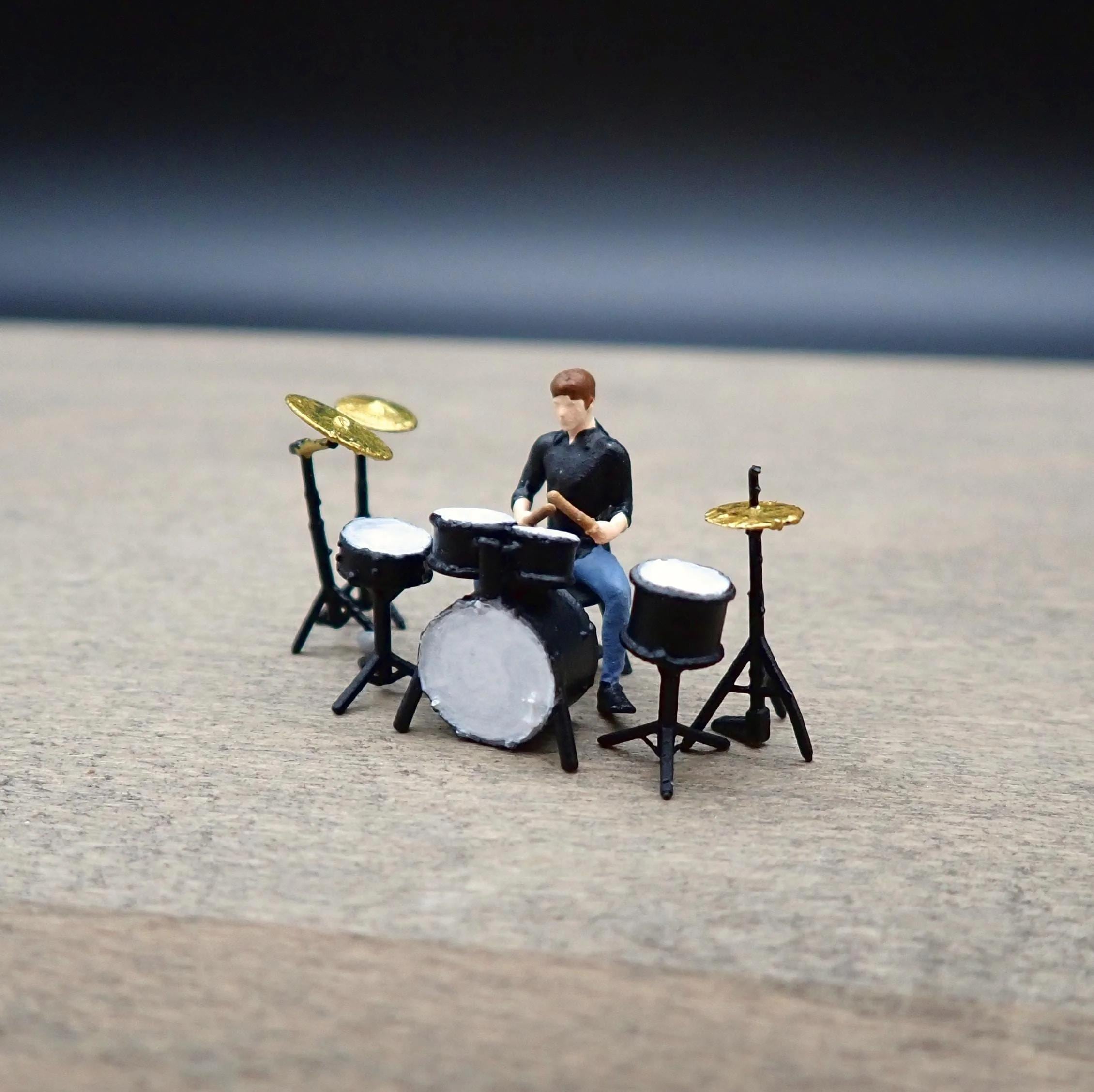 ミニチュアドラマーとドラムセット。8ピース。1/64スケールモデル