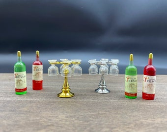 Miniatur-Weinregal und Flaschen. Handgemachtes Puppenhaus Küchen Zubehör. 1:6 oder 1:12