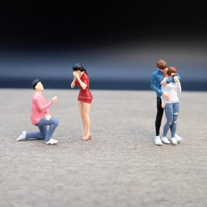 Miniaturpaare. Heiratsantrag und Umarmung. Maßstab 1:64