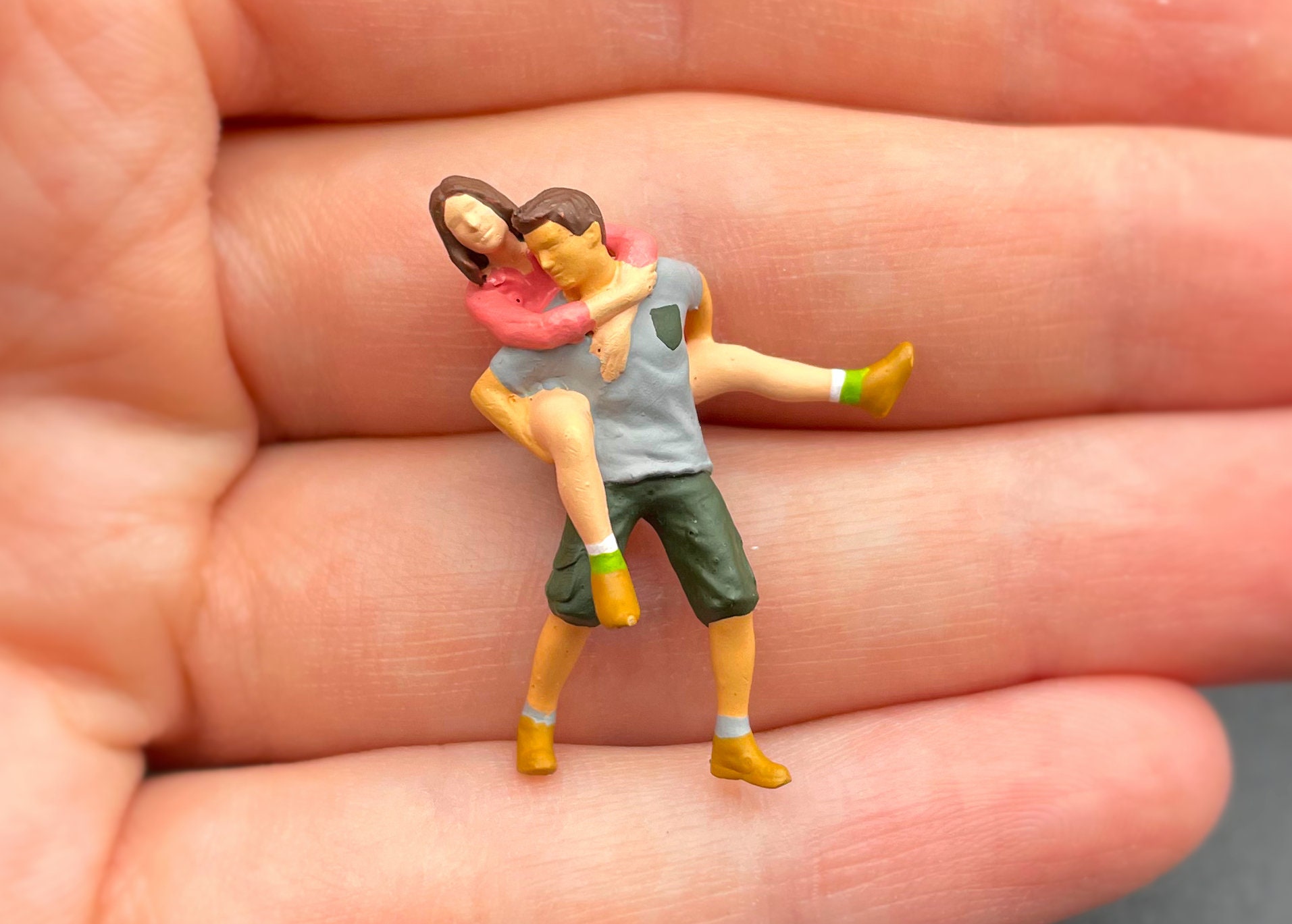 ミニチュアの幸せなカップルのフィギュア。1:64スケール。恋人 - Etsy 日本