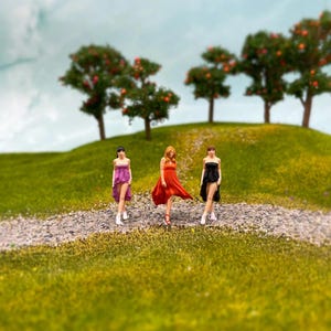 Frau im fließenden Kleid. Miniatur Menschen Figuren. 1:64 Maßstab