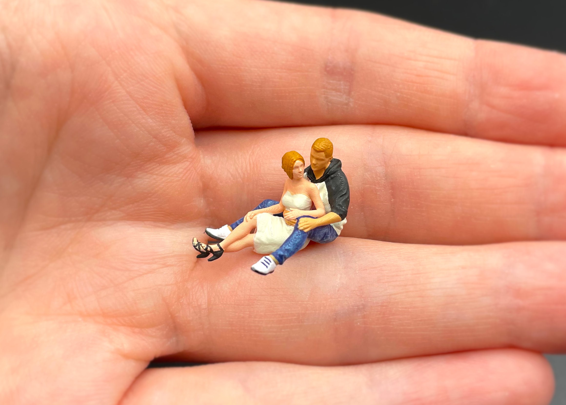 ミニチュアの幸せなカップルのフィギュア。1:64スケール。恋人 - Etsy 日本