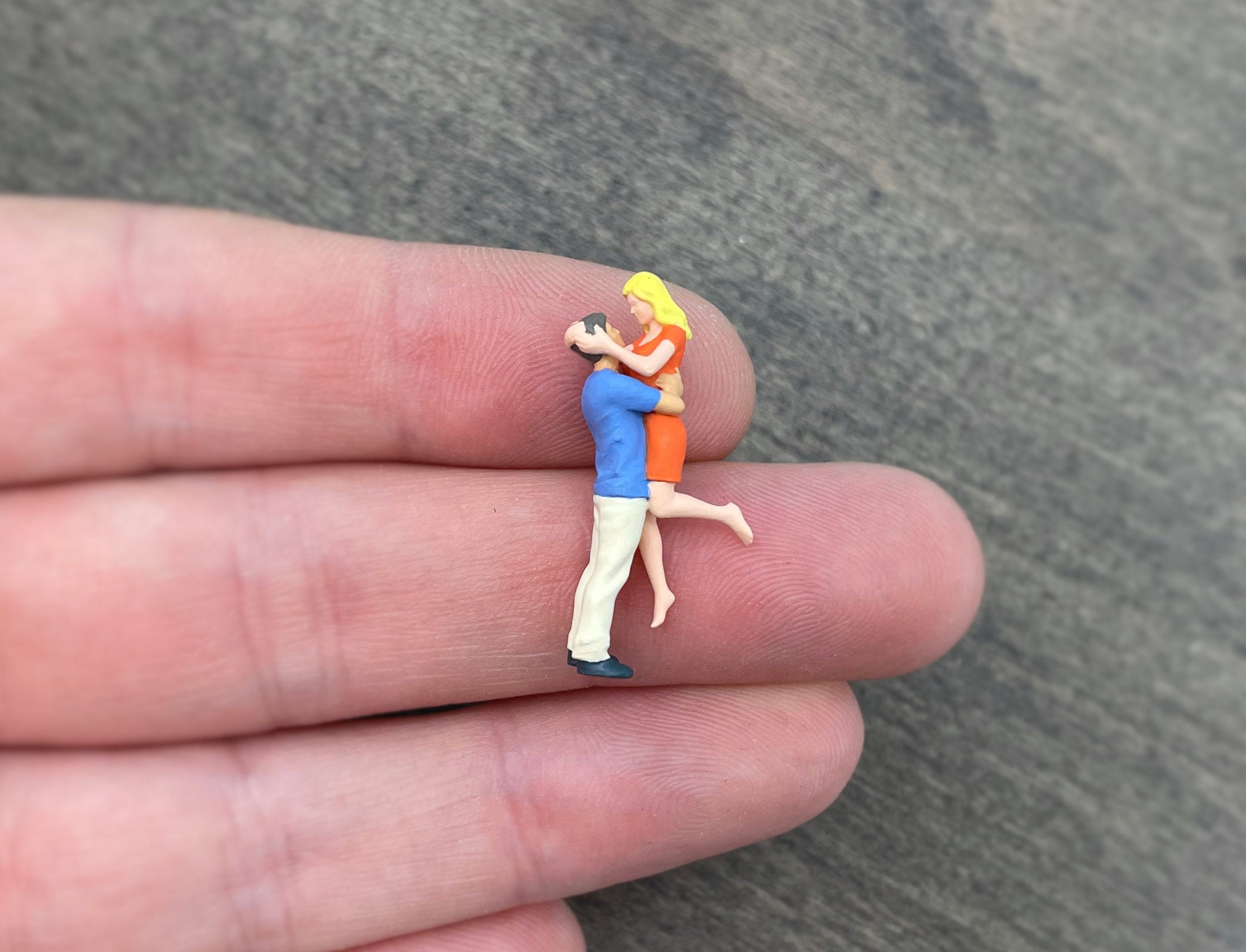 ミニチュアの幸せなカップルのフィギュア。1:64スケール。恋人 - Etsy 日本