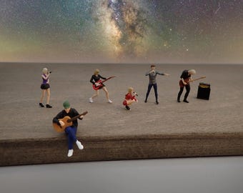 Miniatuur muziekbandfiguren. Schaal 1:64. Gitaar, bassist, versterker, zanger