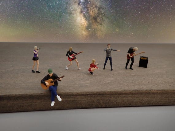ミニチュア音楽バンドフィギュア。1:64スケール。ギター、ベーシスト
