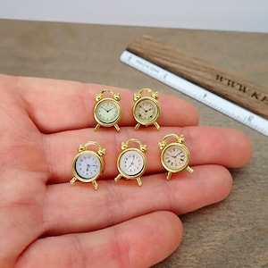 Miniatur Wecker in Gold. Puppenhaus Zubehör 1:12 Maßstab. 1 Stück