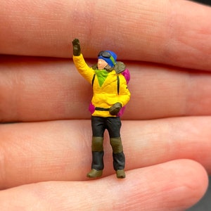 Miniatur Wanderer Kletterer Camper Figuren. 1:64 Maßstab Hiker Purple Bag