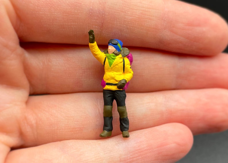 Miniatur Wanderer Kletterer Camper Figuren. 1:64 Maßstab Hiker Purple Bag