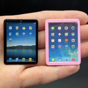 Mini tableta Apple iPad negra o rosa. Accesorio para casa de muñecas. Escala 1:6.