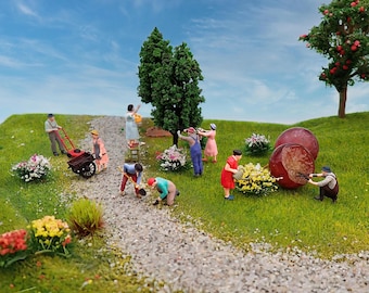 1:87 Scale Miniature Gardeners. Realistic Railway Model Figures