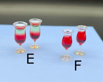 Bottiglie di vino rosso in miniatura e bicchieri in scala 1:12 per casa delle bambole, set di 4 - B032 - Italia
