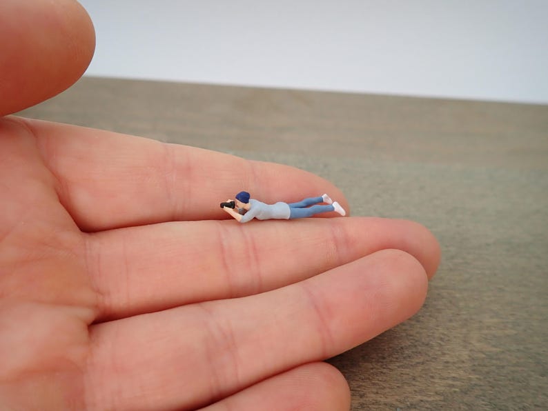 Miniaturas de figuras humanas. Fotógrafos, cinegrafista e apresentador de telejornal. Escala 1:64. Photographer Laying