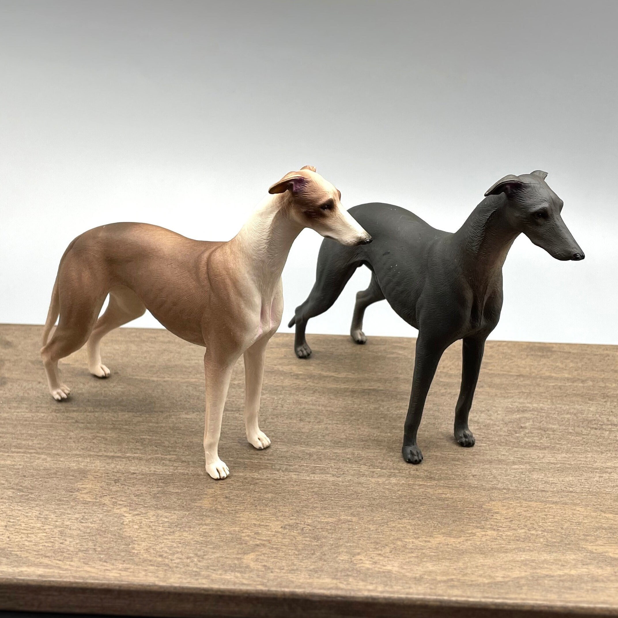 ミニチュアグレイハウンド犬の像/模型。1:6スケール（バービーと互換性